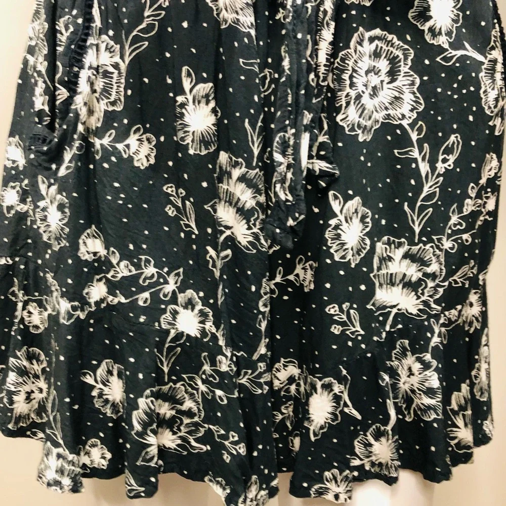 KIVARI Navy & White Floral Playsuit Romper XS Front Tie, Elastic Waist, Pockets - Picture 7 of 12
